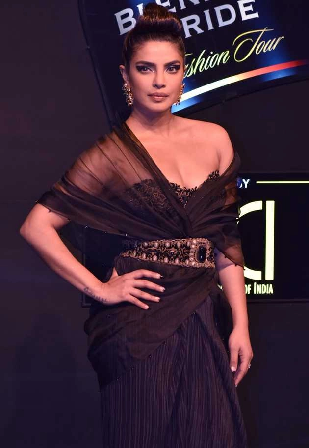 ब्लैक कलर की ड्रेस में प्रियंका चोपड़ा ने किया रैप वॉक, देखिए तस्वीरें - priyanka chopra walks the ramp photo viral