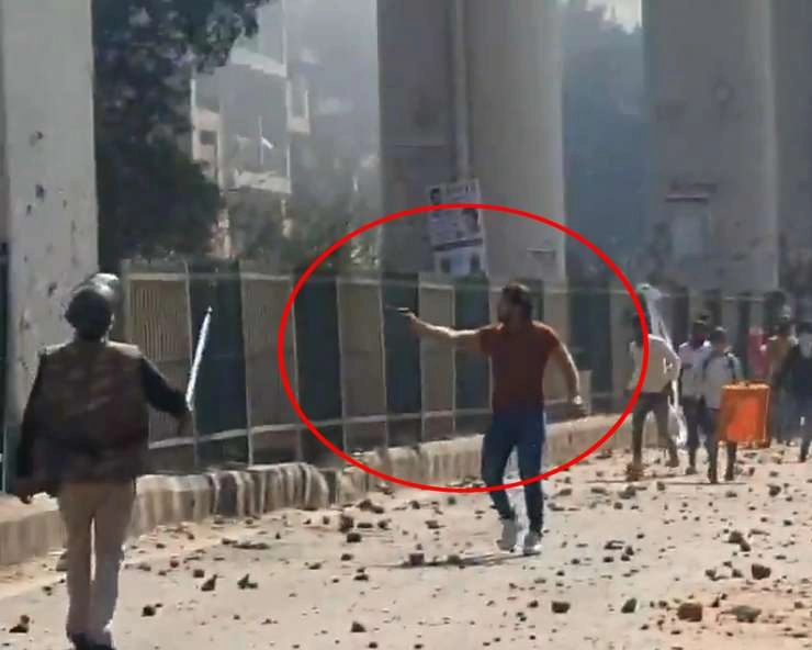 दिल्ली हिंसाः पुलिस पर बंदूक तानने वाला शख़्स CAA समर्थक प्रदर्शन का हिस्सा था?- फ़ैक्ट चेक - Delhi Violence : fact check