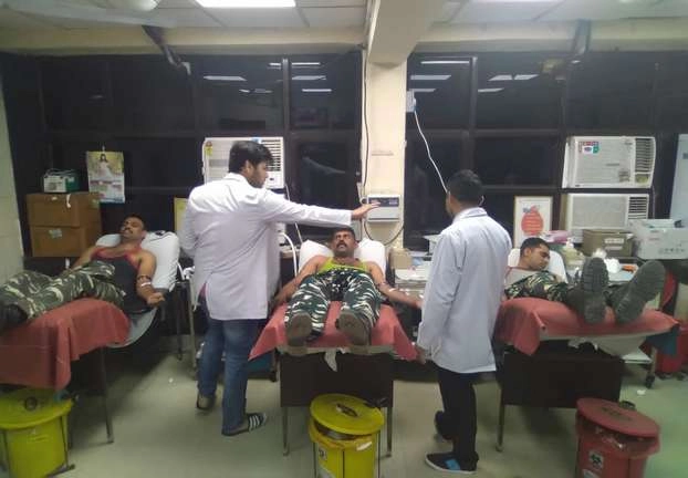 दिल्ली हिंसा: CRPF जवानों ने जीटीबी अस्पताल में किया रक्तदान| Delhi Violence