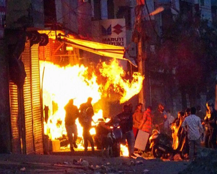 Delhi Violence : दंगाइयों ने पति को पीटा, घर को लगाई आग, जन्मा 'चमत्कारी बच्चा' - Delhi Violence : house burnt in roits, lady gives birth to child
