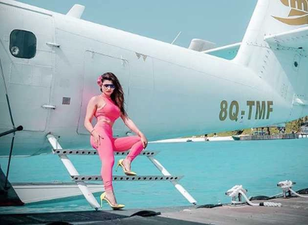 उड़ते प्लेन में उर्वशी रौटेला ने किया जमकर डांस - urvashi rautela video of dancing in plane viral