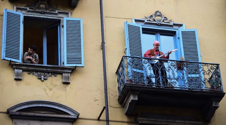 मौत के डर के बाद इटली में जागी जिंदा रहने की जिद, तस्‍वीरें बताती हैं त्रासदी का सकारात्‍मक पहलू...