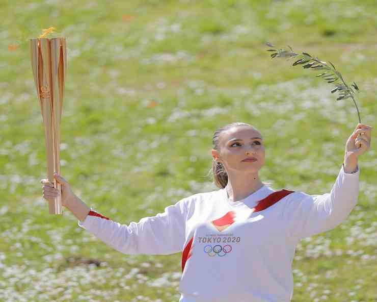 कोरोना वायरस के डर के बीच ओलंपिक मशाल जापान पहुंची - Olympic torch reaches Japan amid fears of corona virus
