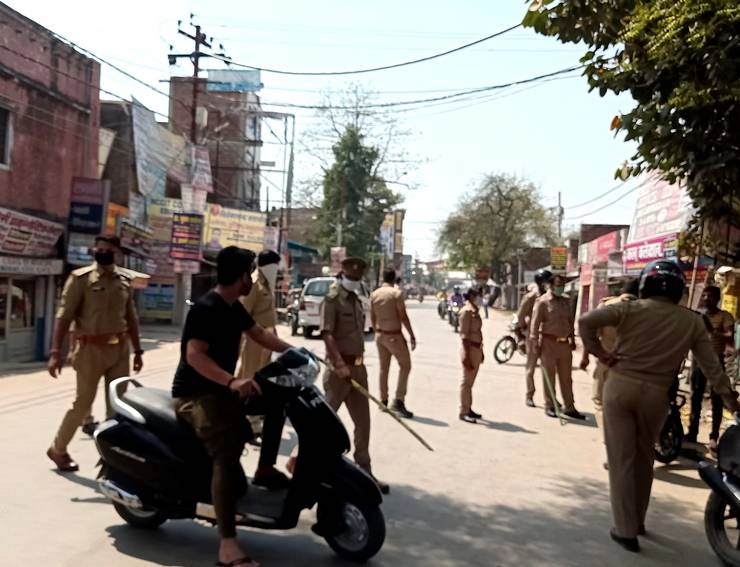 सख्ती के बावजूद लोग कर रहे Lockdown का उल्लंघन, 17140 के खिलाफ हुई कार्रवाई - Lockdown violation happening in Uttar Pradesh