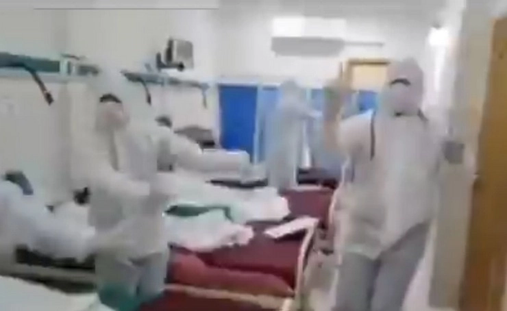 Corona Virus : पाकिस्तानी डॉक्टरों का अनोखा इलाज, वीडियो हुआ वायरल - Pakistani doctors' video goes viral