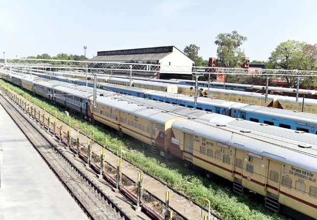 Lockdown पर रेलवे का बड़ा फैसला, यात्री सेवाएं भी 3 मई तक निलंबित