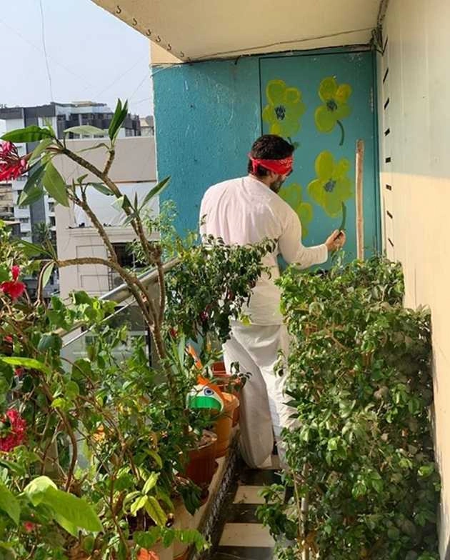 लॉकडाउन में पेंटर बने सैफ अली खान और तैमूर, करीना कपूर ने शेयर की तस्वीरें - kareena kapoor shares saif ali khan and taimur ali khan painting walls photos