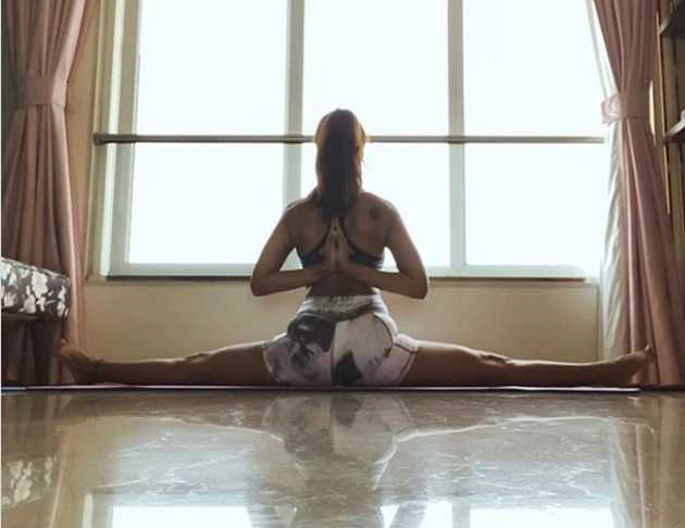 लॉकडाउन में जमकर योगाभ्यास कर रहीं ईशा गुप्ता, तस्वीर देख फैंस कर रहे तारीफ - esha gupta share her latest yoga pose viral