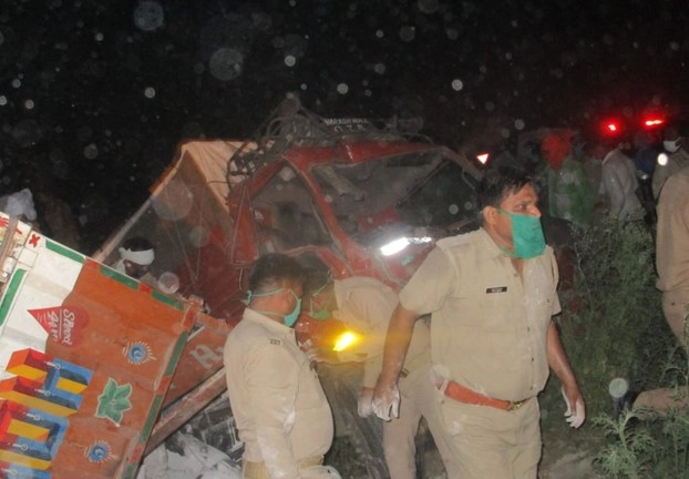 यूपी के औरेया में दर्दनाक हादसा, 24 प्रवासी मजदूरों की मौत - truck accident in auraiya, 24 migrants killed