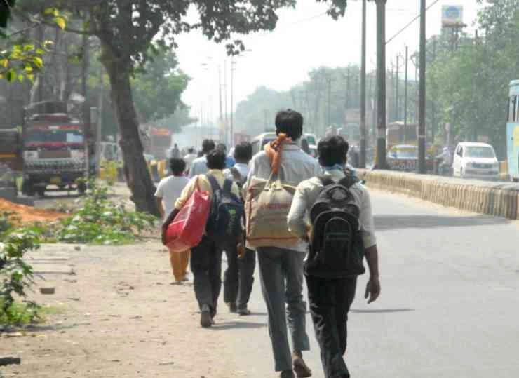 COVID-19 : दिल्ली में प्रवासी कामगारों को सताने लगा लॉकडाउन और जीविका छिनने का डर - Lockdown and fear of loss of employment started harassing migrant workers in Delhi