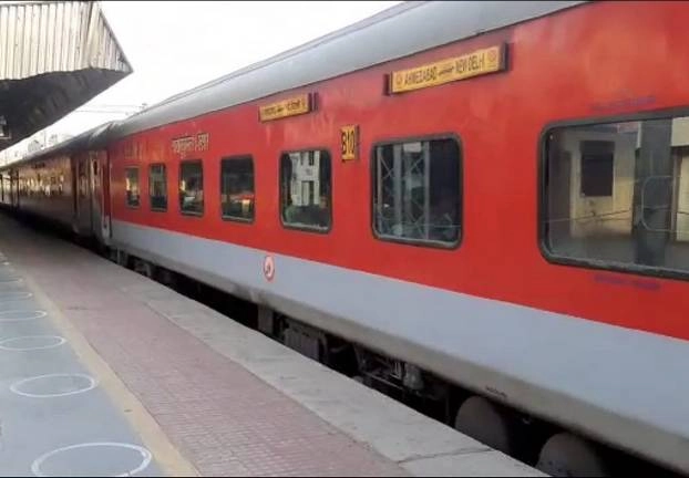 इंडियन रेलवे ने कैंसिल की 10 ट्रेनें, बड़ी संख्या में बदले गए कई ट्रेनों के रूट - Indian Railways canceled 10 trains, routes of many trains changed in large numbers