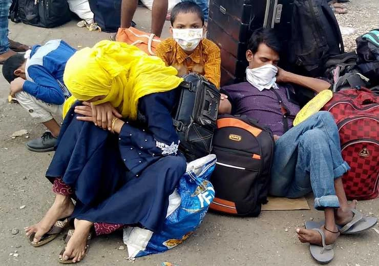 Lockdown के चलते बिखरे सपने, अनिश्चित भविष्य के बीच बिहार लौट रहे प्रवासी मजदूर - Migrant laborers returning to Bihar amid uncertain future