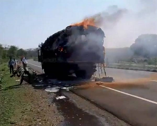 मध्यप्रदेश में NH7 पर मछलियों से भरे ट्रक में आग