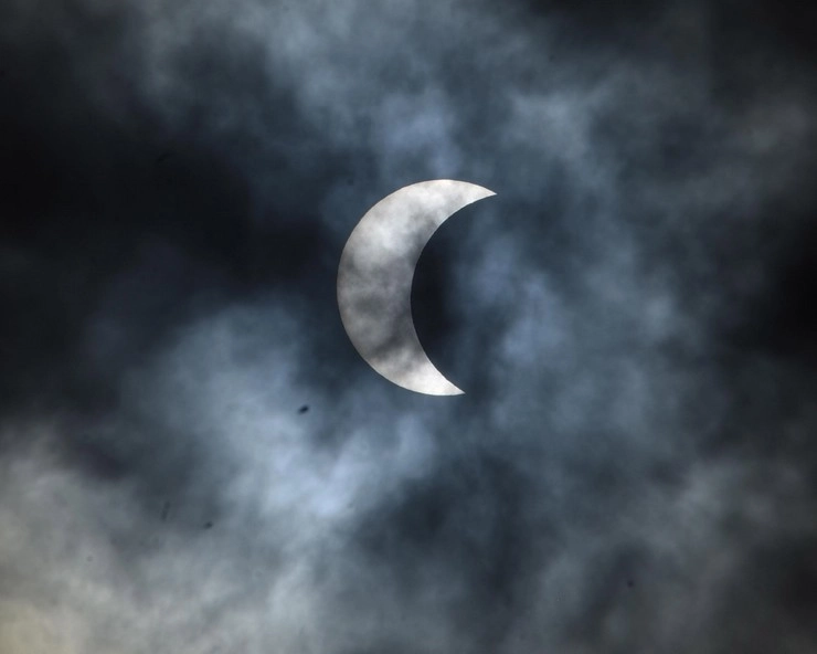 Solar Eclipse 2020 : आसमान में छाए बादलों ने दिल्ली, कुछ अन्य राज्यों में लोगों को किया निराश