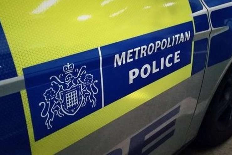 लंदन में लगातार दूसरी रात मौज मस्ती कर रहे लोगों का पुलिस पर हमला - Police attack in London for the second night in a row