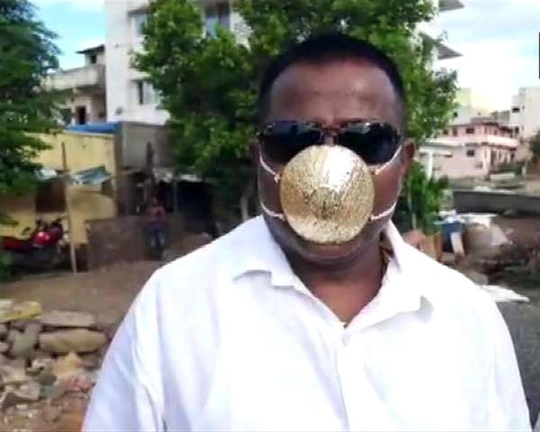मुंह पर लगाया 2.89 लाख का मास्क, सोशल मीडिया पर हुए ट्रोल - wears Golden mask of 2.89 lakhs, trolled on social media
