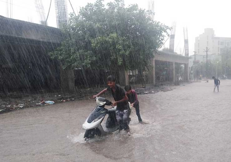 कर्नाटक में भारी बारिश, कोरोना काल में लोगों से सावधान रहने की अपील