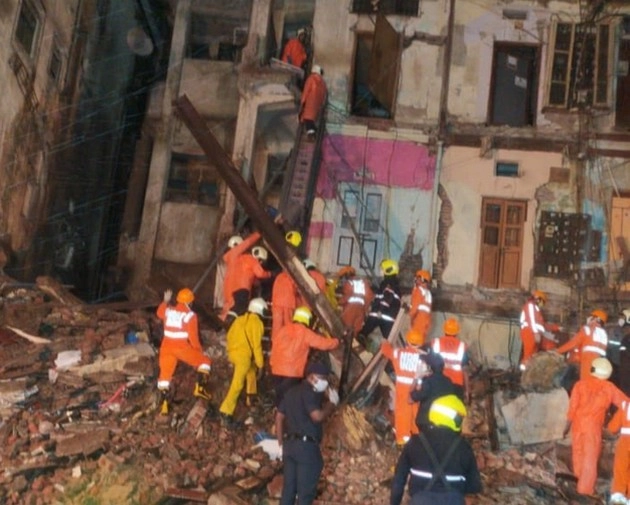 मुंबई में तीन मंजिला इमारत ढही, 1 की मौत, 15 घायल - Three storey building collapses in Mumbai