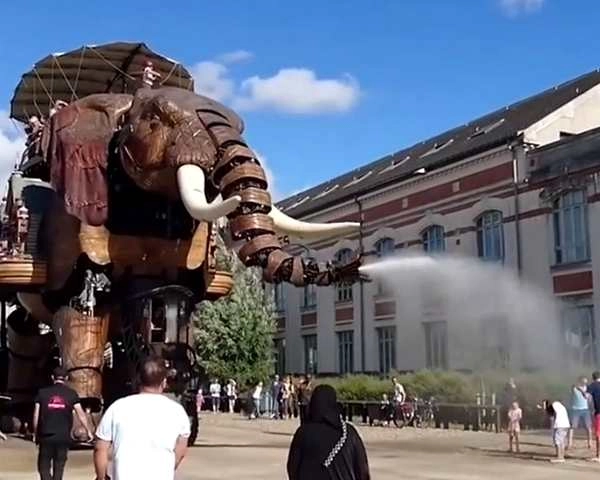 Covid Entertainment: फ्रांस में तीन मंजिला यांत्रिक हाथी की सवारी से मनोरंजन - Entertainment in france in coronavirus period
