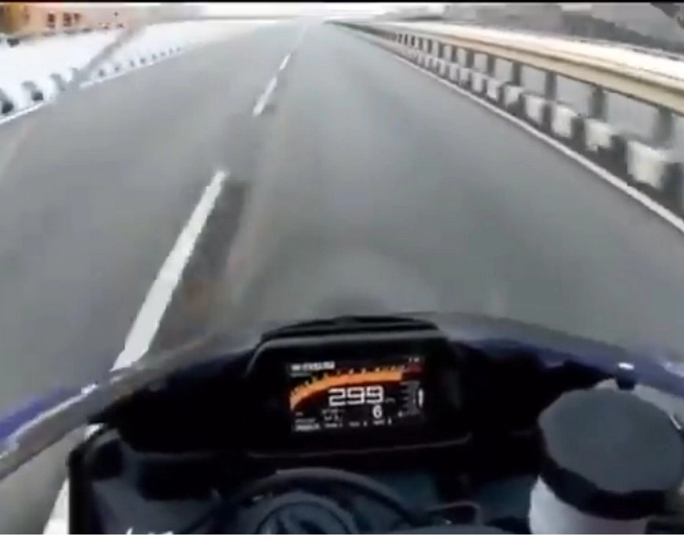 बेंगलुरु : Lockdown में दौड़ा रहा था 300 किमी की रफ्तार से बाइक, वीडियो वायरल होने के बाद पुलिस के हत्‍थे चढ़ा - bengaluru biker touches almost 300 kmph during lockdown arrested for speeding watch video