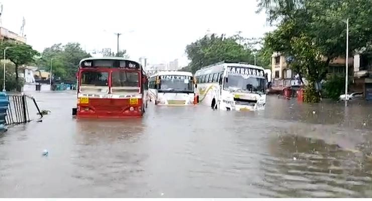 Weather update : तेलंगाना के बाद अब मुंबई में भारी बारिश से हाहाकार, रेड अलर्ट जारी