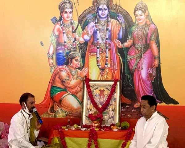 राम के बाद कमलनाथ की कृष्णभक्ति से बेचैन भाजपा, कैलाश और नरोत्तम ने कसा तंज - Sri krishna janmashtami celebrate at pcc chief kamalnath house