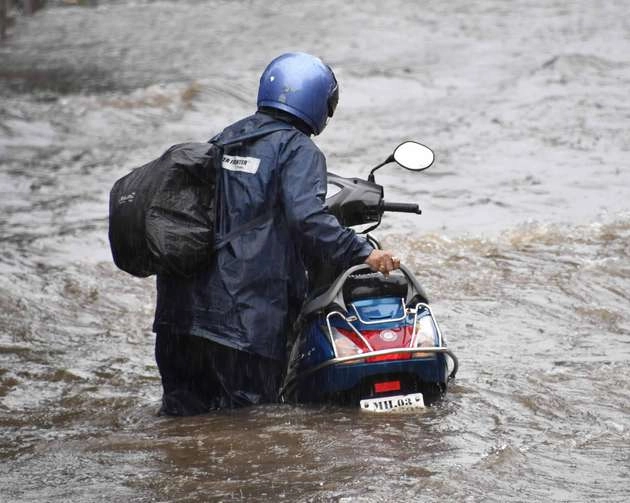 मुंबई में फिर बारिश : सड़कों पर भरा पानी, भूस्खलन से कई घायल