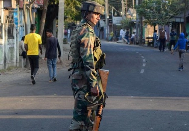 असम में 2 गुटों के बीच संघर्ष के बाद कर्फ्यू, CRPF के जवान तैनात - Curfew continues after conflict in areas of northern Assam