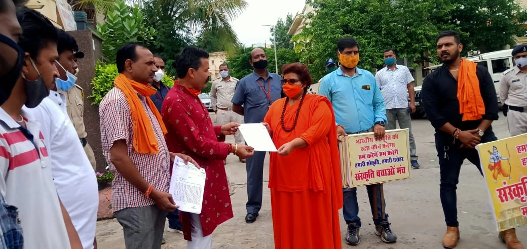 कोरोनाकाल में गणेश,दुर्गा पूजा उत्सव मनाने के पक्ष में सांसद प्रज्ञा ठाकुर,सरकार के फैसले का किया विरोध - Bjp MP Pragya singh thakur in support Ganesh and Durga Puja Utsav