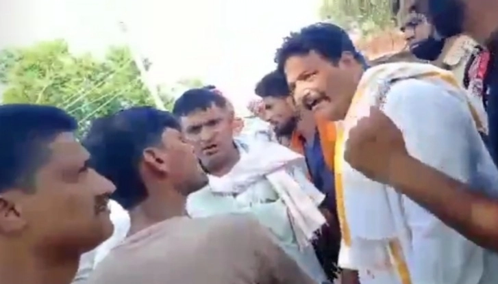 भोपाल। मध्यप्रदेश में शिवराज सरकार के मंत्रियों पर सत्ता का नशा किस कदर छाया है इसकी बानगी रविवार को मुरैना के दिमनी में देखने को मिली। जहां शिवराज सरकार के राज्यमंत्री गिर्राज दंडौतिया ने विरोध कर रहे ग्रामीणों को दी झूठे केस में फंसाने की धमकी दे ड - Viral Video : Minister Giriraj singh Dandotiya threatening people
