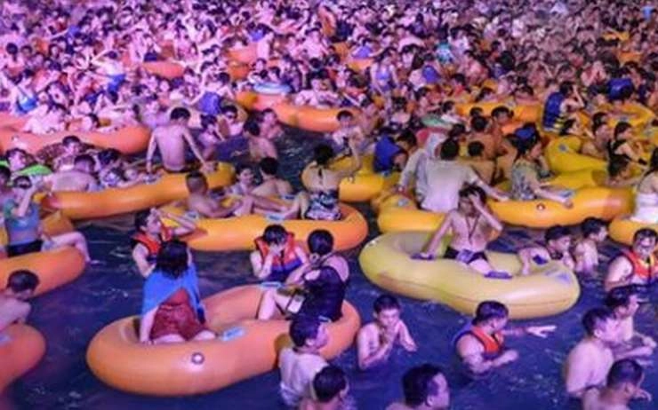 दुनिया को Corona का दर्द देने वाले वुहान में लोग कर रहे हैं पूल पार्टी, Viral हुईं तस्वीरें