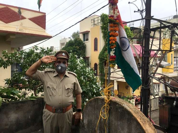 इंदौर की सिल्वर आक्स कॉलोनी में स्वतंत्रता दिवस पर हुआ ध्वजारोहण - Flag hoisting on Independence Day at Silver Ox Colony in Indore