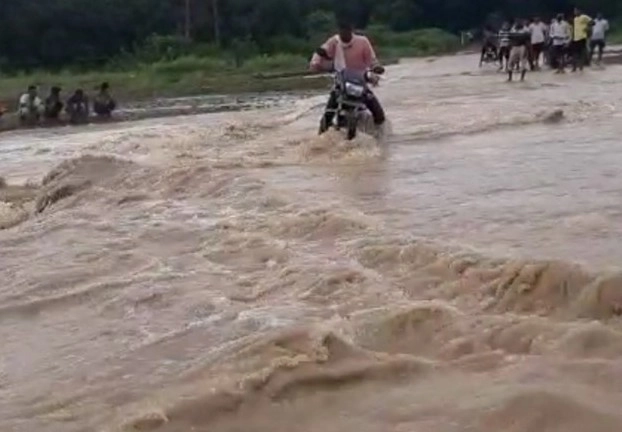 गंगा नदी में उफान, डूबते शहर और गांव - Ganga river floods due to heavy rains