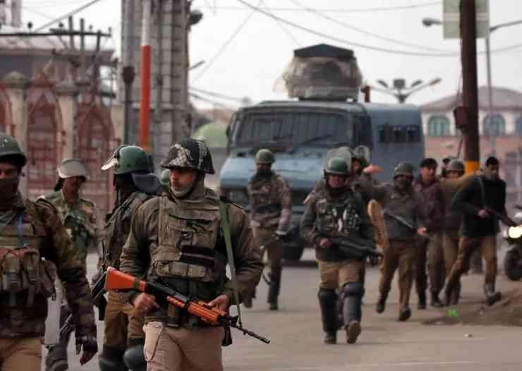 जम्मू-कश्मीर के बडगाम में CRPF के काफिले पर हमला - Stone pelting of CRPF convey in Jammu Kashmir