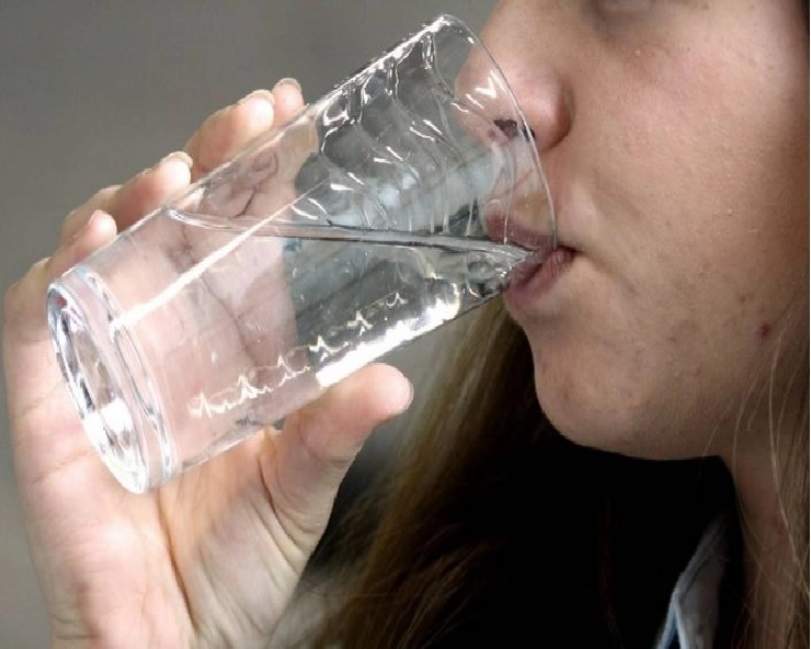 ज्यादा मात्रा में पीते हैं गर्म पानी तो नुकसान भी जान लीजिए