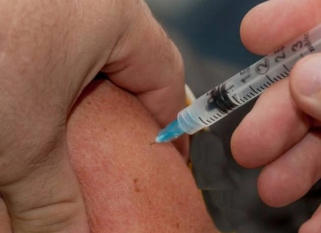 UP और कर्नाटक में Corona vaccine से 2 लोगों की मौत पर स्वास्थ्य मंत्रालय का बड़ा बयान - Health Ministry's big statement on death from corona vaccine