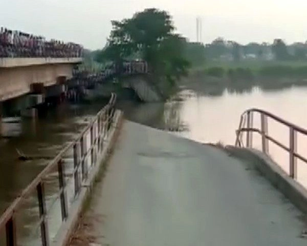 बिहार में लोहे का पुल टूटा, ट्रैक्टर, ऑटो और बाइक नदी में गिरे