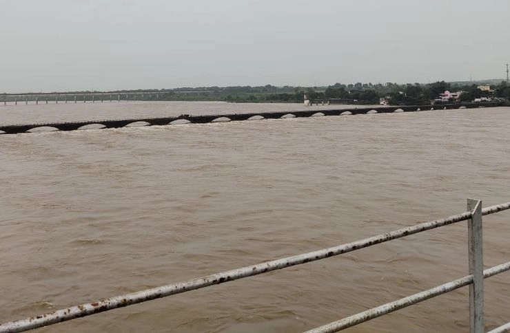 MP Rain Update: मध्यप्रदेश में उफान पर नर्मदा, डूब सकता है मोरटक्का पुल - Narmada in spate due to heavy rains in Madhya Pradesh
