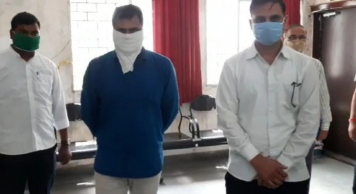 भोपाल में हनीट्रैप गैंग ने नामी डॉक्टर को बनाया शिकार,50 लाख रूपए की मांग, 2 गिरफ्तार - Honeytrap gang hunts down a famous doctor in Bhopal, demands Rs 50 lakh, 2 arrested Open in Google Translate