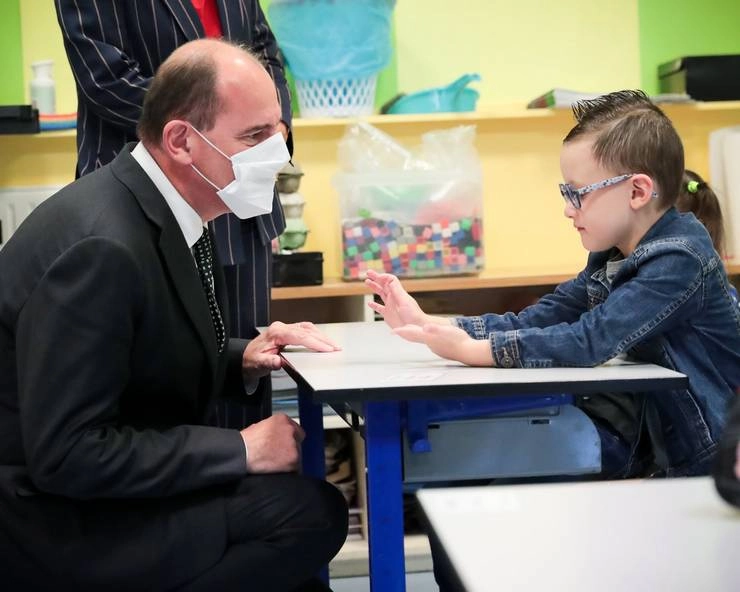 यूरोप में स्कूल खुले, फ्रांस के प्रधानमंत्री बच्चों के साथ कक्षा में बैठे