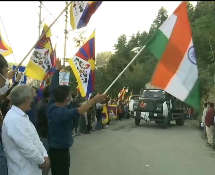 चीन से तनाव के बीच SFF की तैनाती, हाथों में तिरंगा लिए तिब्बतियों ने भारतीय सैनिकों को किया सलाम - people of tibetan community cheer for security forces going to lac in shimla
