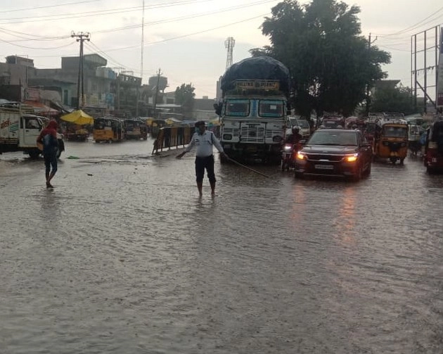 मथुरा में भारी बारिश, कार सहित यमुना में बह गए दरोगा - heavy rain in mathura