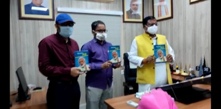 केंद्रीय मंत्री फग्गन सिंह कुलस्ते ने 'महानायक मोदी' पुस्तक का किया विमोचन - Union Minister Faggan Singh Kulaste released the book 'Mahanayak Modi'