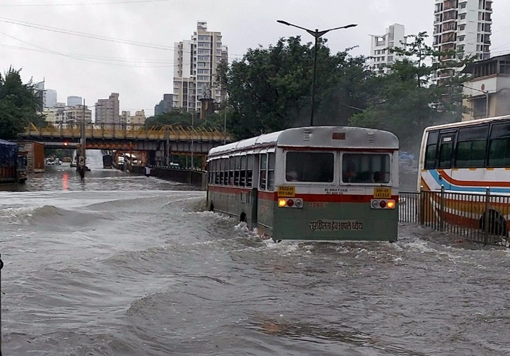 कोरोनाकाल में भारी बारिश से मुंबई बेहाल, COVID-19 अस्पताल में घुसा पानी - mumbai rains heavy overnight rains flood mumbais nair hospital a covid facility