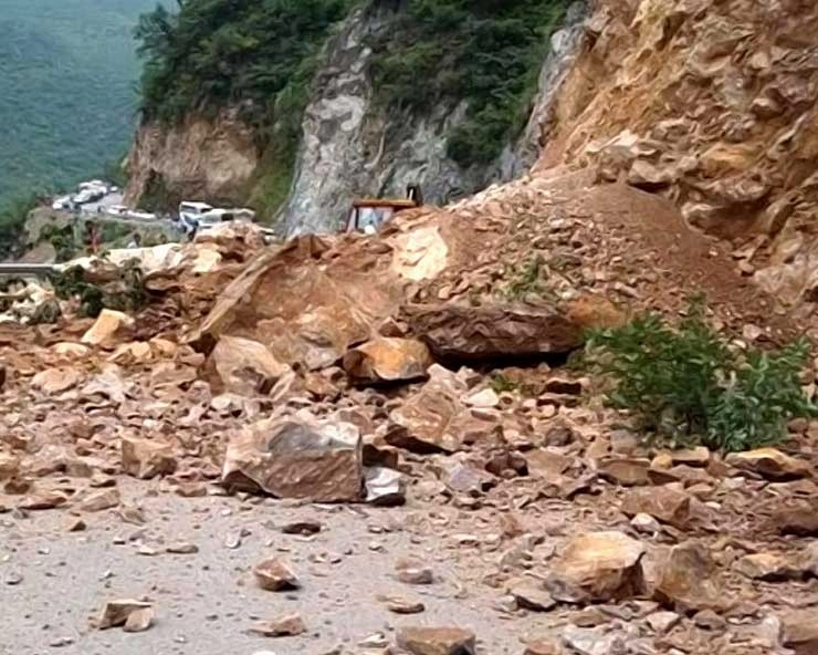 landslide: हिमाचल प्रदेश में भूस्खलन से कई प्रमुख सड़कें अवरुद्ध, शिमला में भारी बारिश - landslide in himachal pradesh