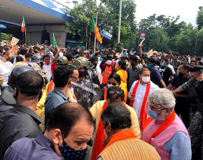 बंगाल में नहीं थम रही हिंसा, हुगली में दो गुटों में पथराव और आगजनी, BJP ने निकाली थी शोभायात्रा - West Bengal News Updates : Violence breaks out during BJP's Shobha Yatra in Hooghly