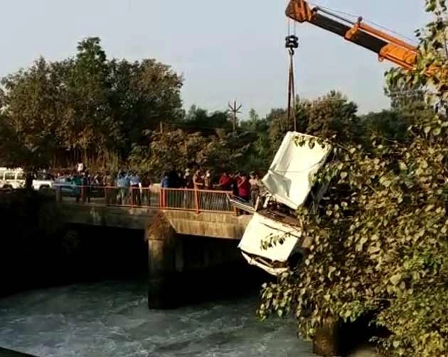 गाजियाबाद में बड़ा हादसा, हिंडन नहर में कार गिरने से 3 युवकों की मौत - 3 youths died after car fell in Hindon canal
