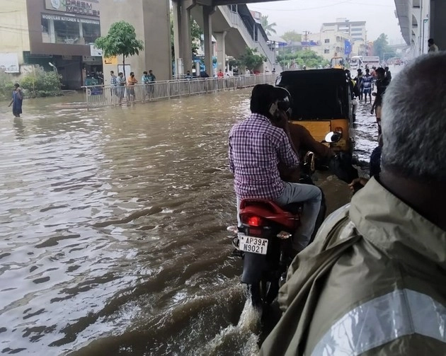 हैदराबाद में भारी बारिश, सड़कों पर लगा जाम, दीवार गिरने से 7 की मौत