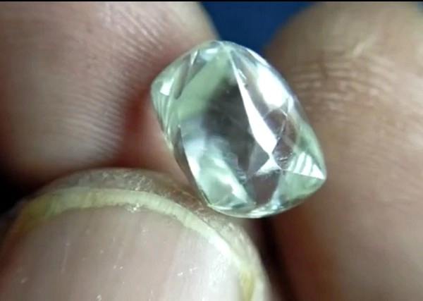 Diamond | किसान की खुली लॉटरी, 60 लाख का हीरा पाकर बना लखपति