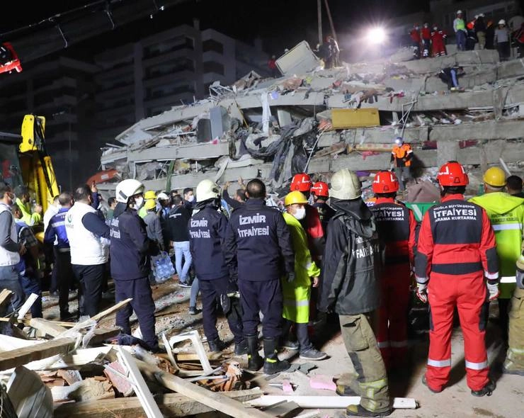 भूकंप के बाद का भयानक मंजर, मलबे से 34 घंटे बाद जीवित निकला 70 वर्षीय शख्स - 70 year old man came alive after 34 hours from turkish wreck
